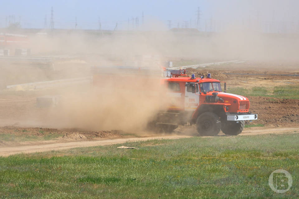 Рядом с полигоном в Волгоградской области вспыхнула сухая трава