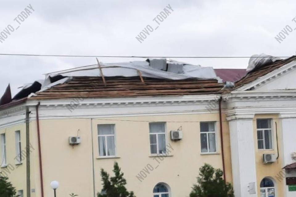 Ураганный ветер снес крышу сельской администрации в Волгоградской области