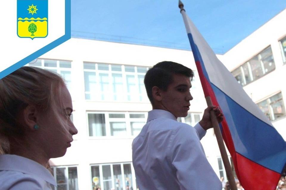 В школах Волгоградской области устанавливают уличные флагштоки