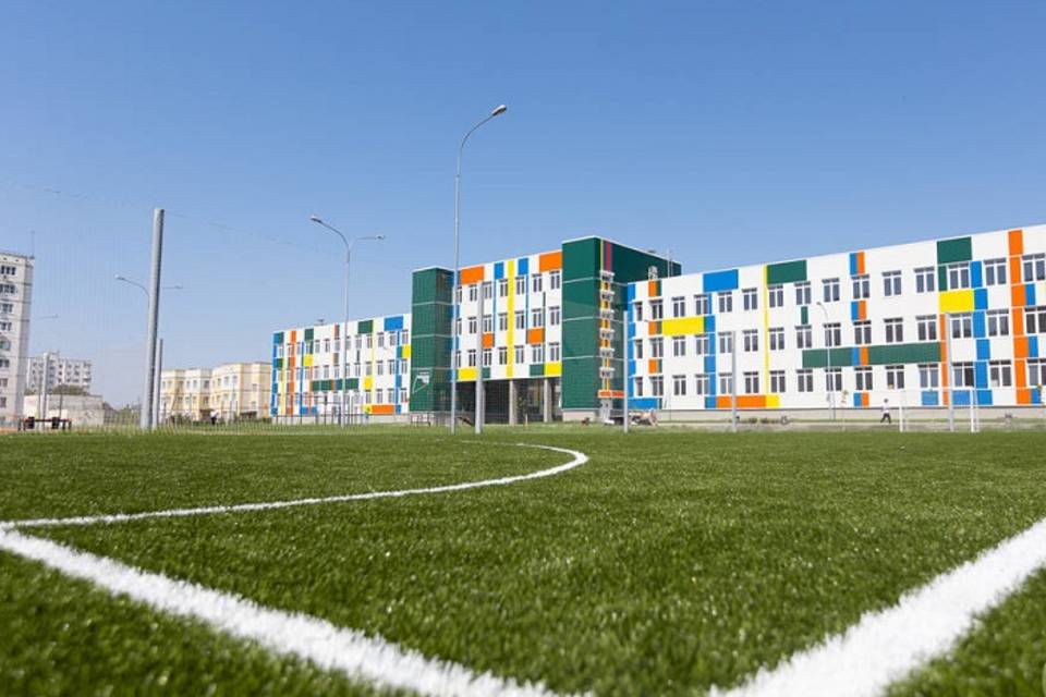 Для новой школы в Ворошиловском районе закупают тренажеры и наглядные учебные пособия
