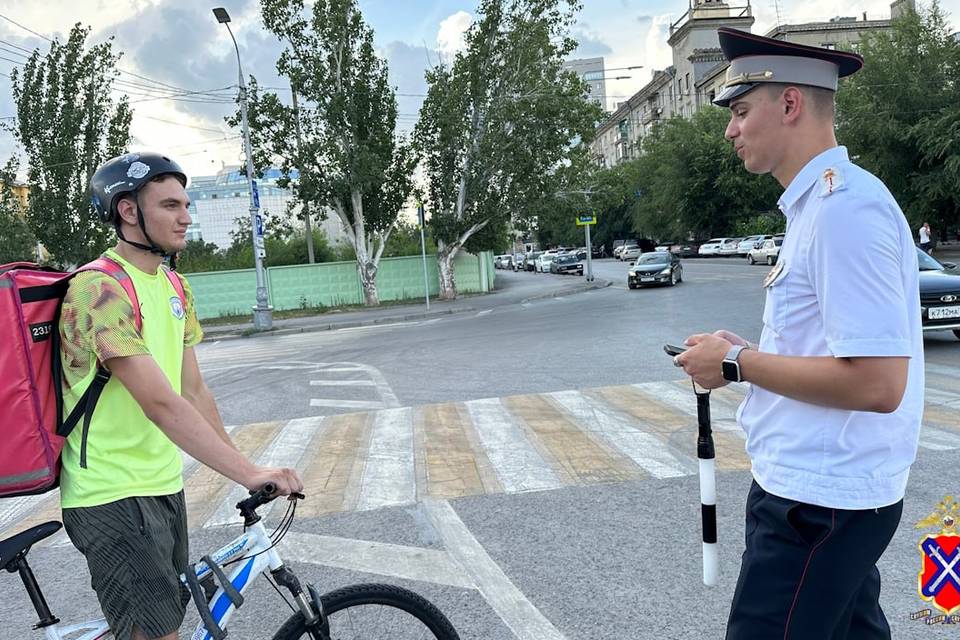 Волгоградцам на велосипедах и самокатах напомнили о ПДД