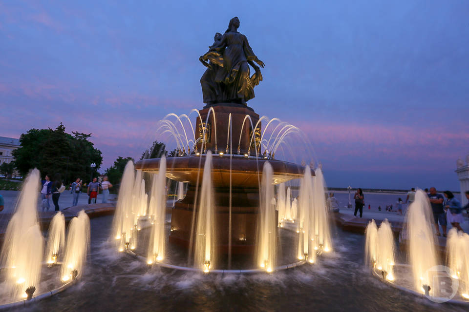 Волгоградцев и гостей города вновь зовут отдохнуть у фонтана на набережной