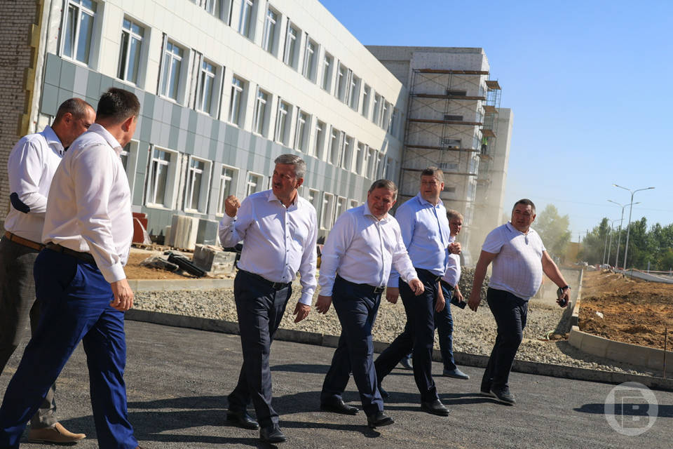 Школа-тысячник как точка роста: губернатор Бочаров поставил задачи по развитию транспортных связей
