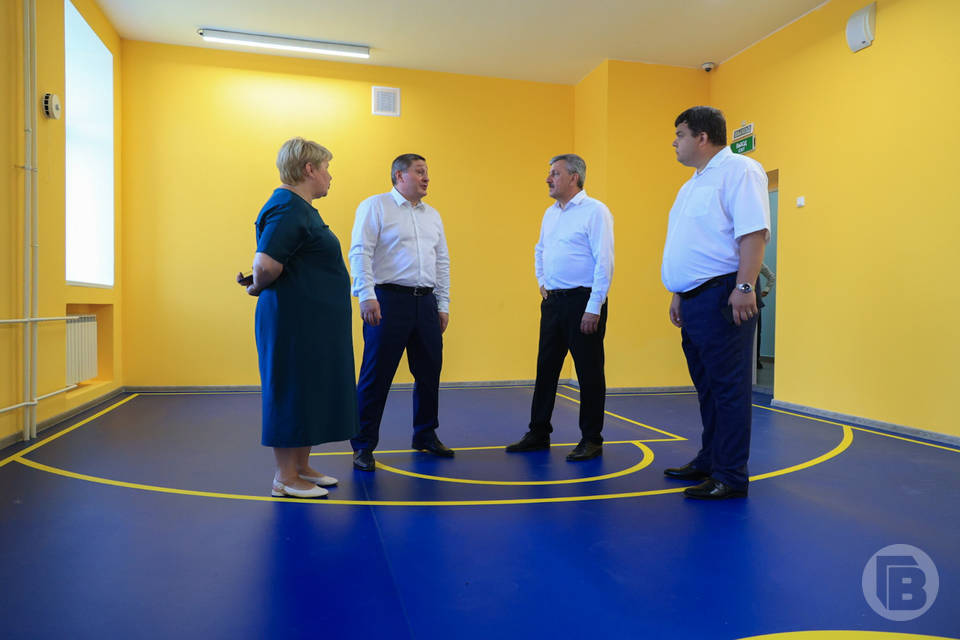 Губернатор и мэр Волгограда проверили ход ремонта двух школ