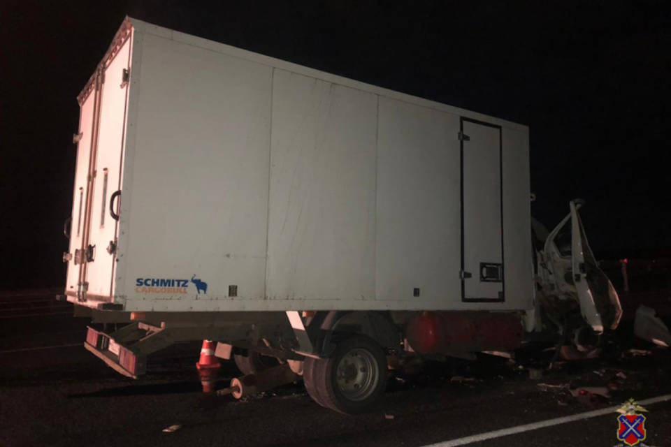 Двое мужчин пострадали в аварии с КамАЗом в Волгоградской области