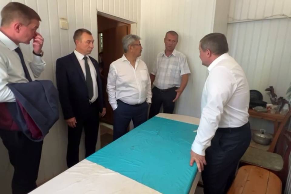 «Десятилетиями ничего не менялось»: Андрей Бочаров оценил «столовую» на объекте ЖКХ в Волгограде