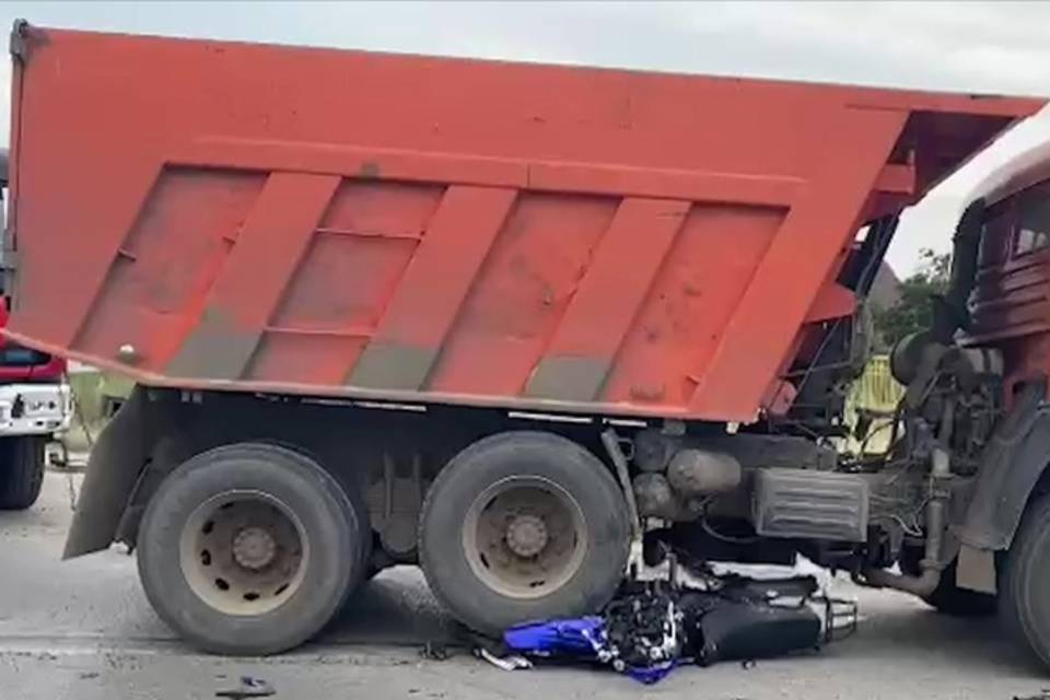 На юге Волгограда в ДТП с «КамАЗом» погибли мотоциклист и пассажир