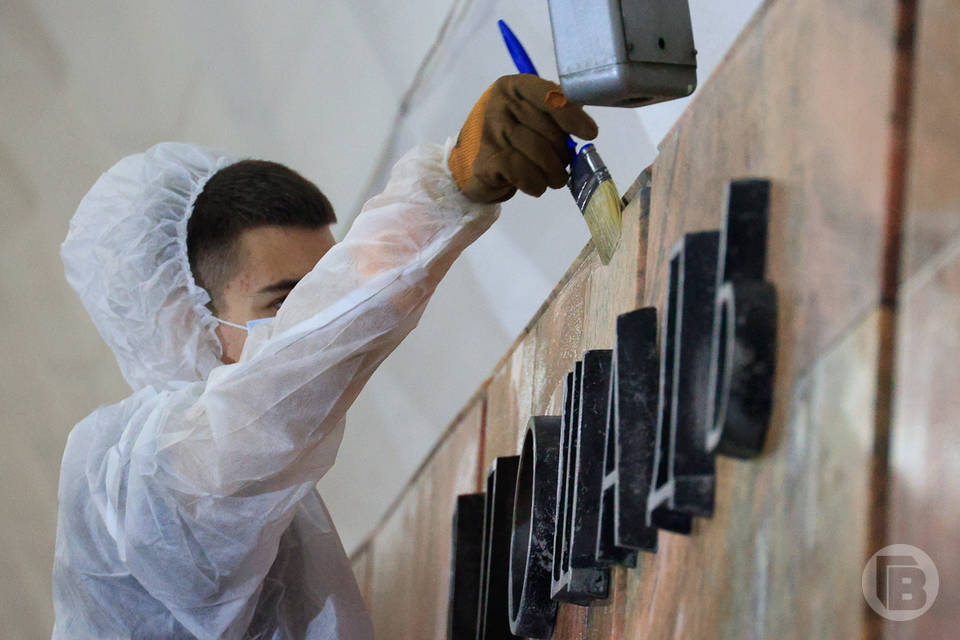 В Волгограде специалисты отмывают станции скоростного трамвая