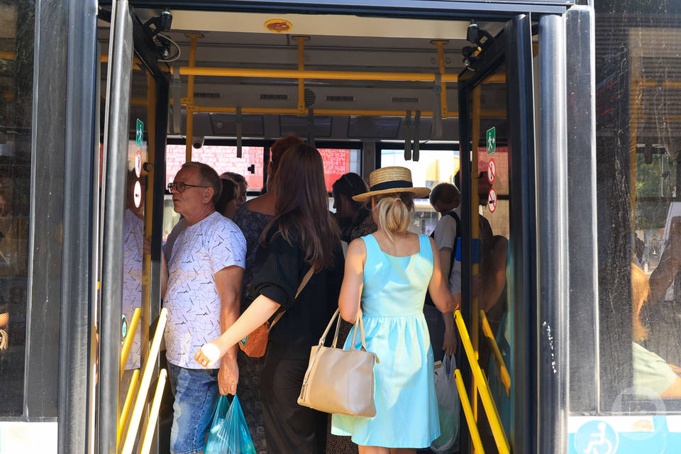 В Волгограде общественный транспорт переходит на усиленный режим работы