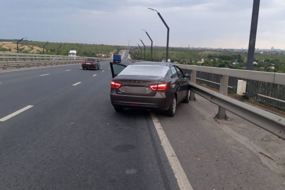 В Волгограде водитель «Лады Веста» умер за рулем, машина врезалась в отбойник