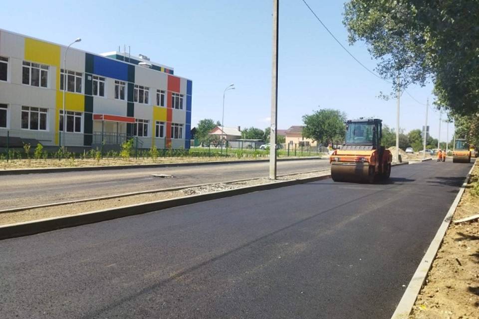 В Ворошиловском районе Волгограда рядом с новой школой обновляют дорожную сеть