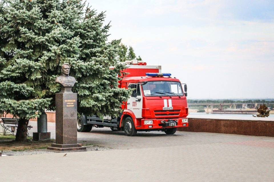В Волгограде загорелась крыша "заброшки"