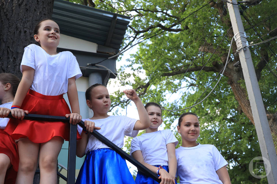 Летние каникулы волгоградские школьники провели на даче, дома и на море