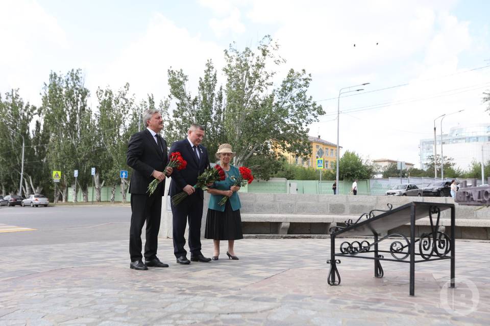 Глава Волгограда Владимир Марченко и дитя Сталинграда возложили цветы в память о погибших в годы ВОВ