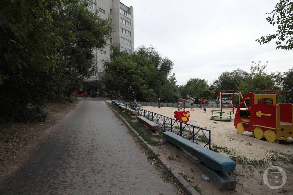 В Волгограде обновляют дворовые проезды и придомовые территории