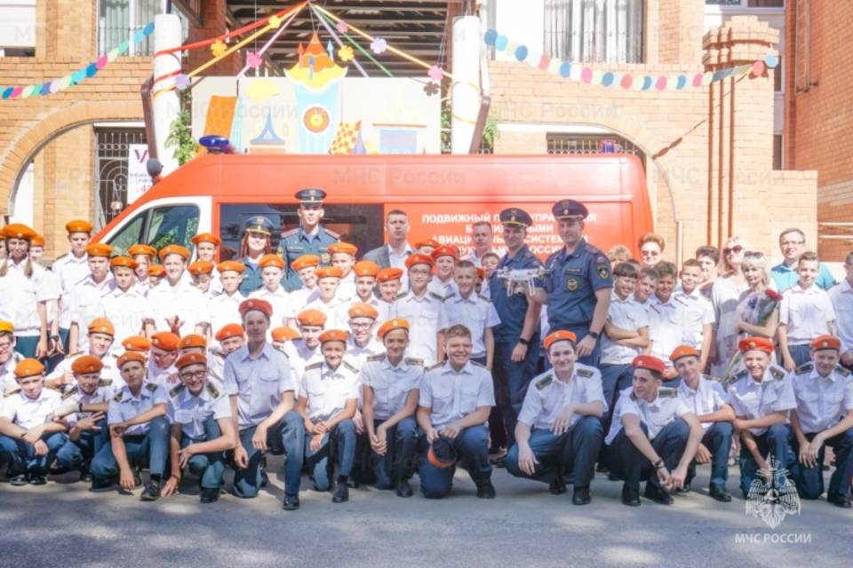 В Волгограде сотрудники МЧС показали беспилотники кадетам