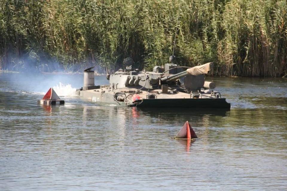 Под Волгоградом военные погрузились в воду на танках и бронетранспортерах