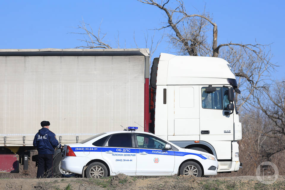 Под Волгоградом из-за маневра КамАЗа сбили полицейского