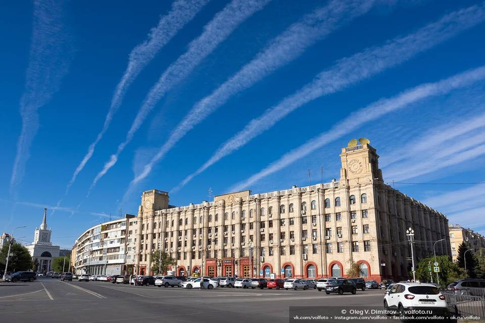 Небо в Волгограде окрашено в белые полосы