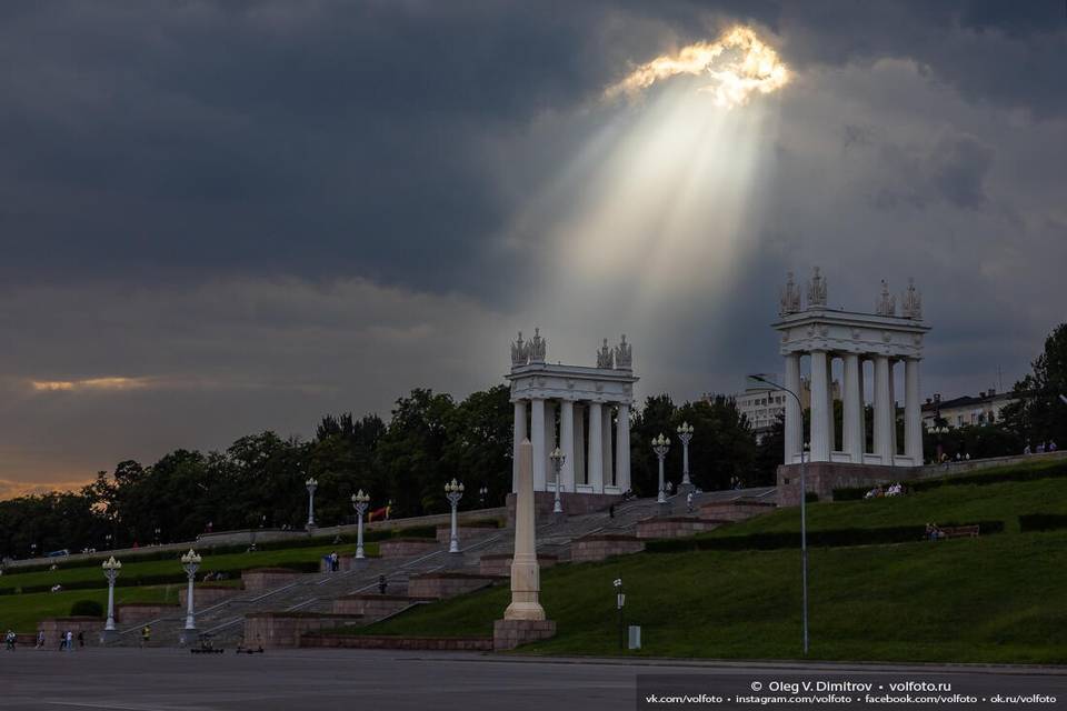 Небесный прожектор осветил центр Волгограда