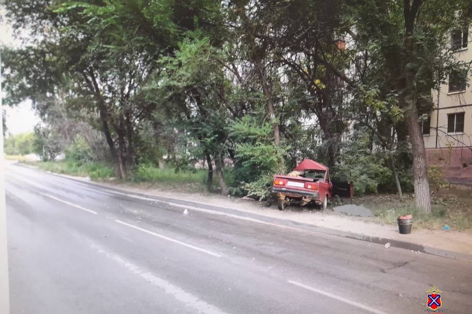 «ВАЗ-2105» врезался в дерево на севере Волгограда, погиб 41-летний мужчина