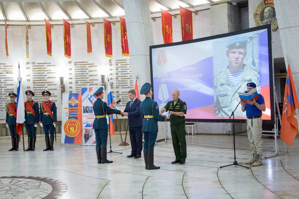 Родным одиннадцати павших воинов в Волгоградской области передали награды