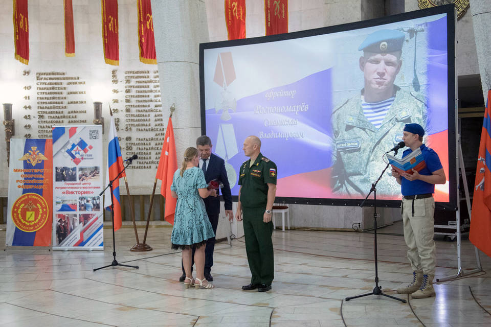 В Волгограде ордена Мужества 11 павших бойцов передали семьям