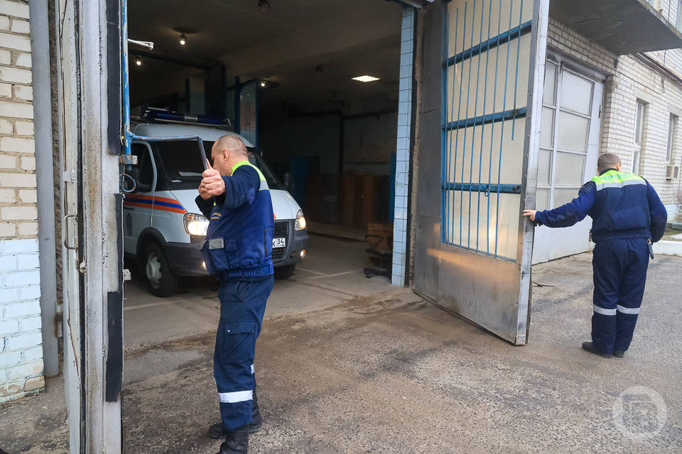 В Волгограде спасатели вскрыли машину с запертым в салоне ребенком