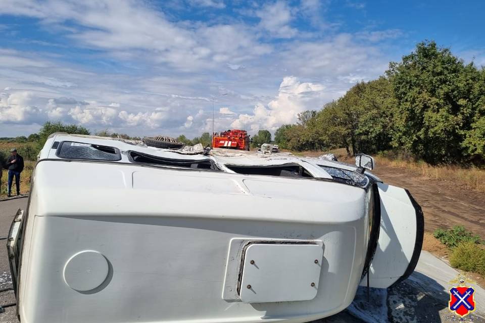 Шесть пассажиров маршрутки пострадали после столкновения с КамАЗом в Волгоградской области