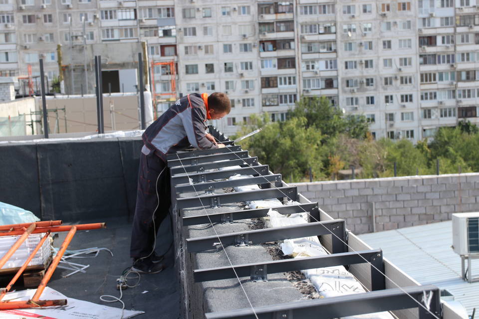 К чистовой отделке приступили мастера в строящейся школе на улице Кортоева в Волгограде