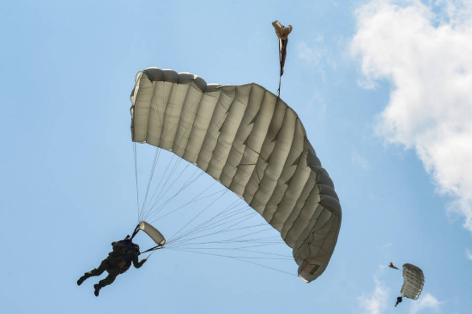 Под Волгоградом разведчики ЮВО выполняют задачи по прыжкам с парашютом