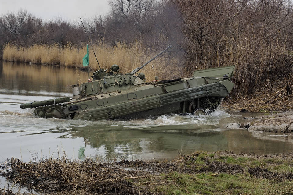 Под Волгоградом боевые машины погрузились под воду