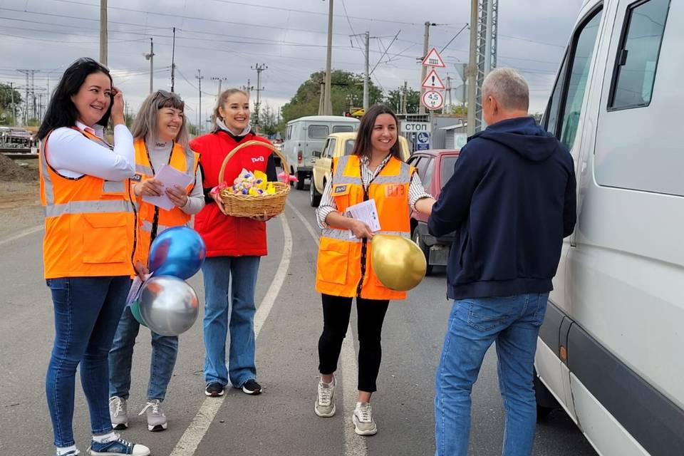 Волгоградским водителям напомнили о правилах пересечения железнодорожных переездов
