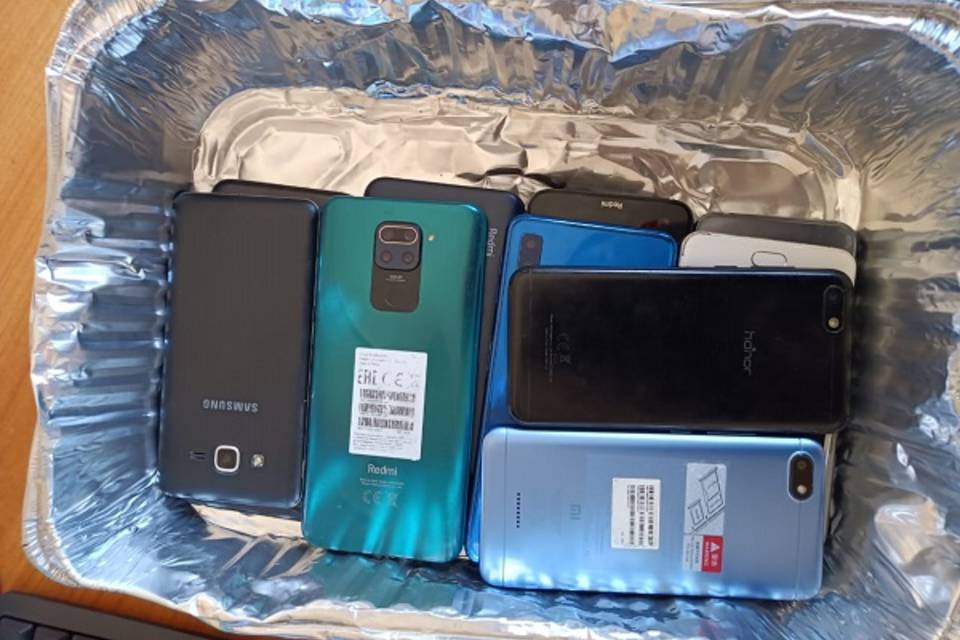 В Волгоградской области в коробке пряников для осужденного нашли десять телефонов