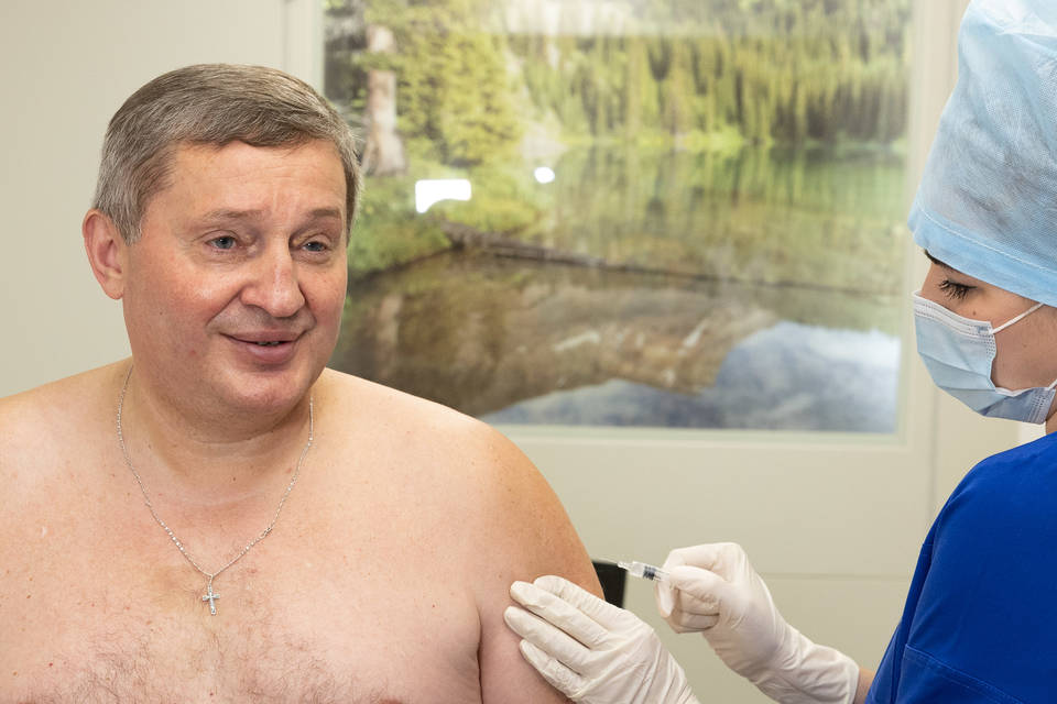 В Волгограде губернатор привился от гриппа отечественной вакциной