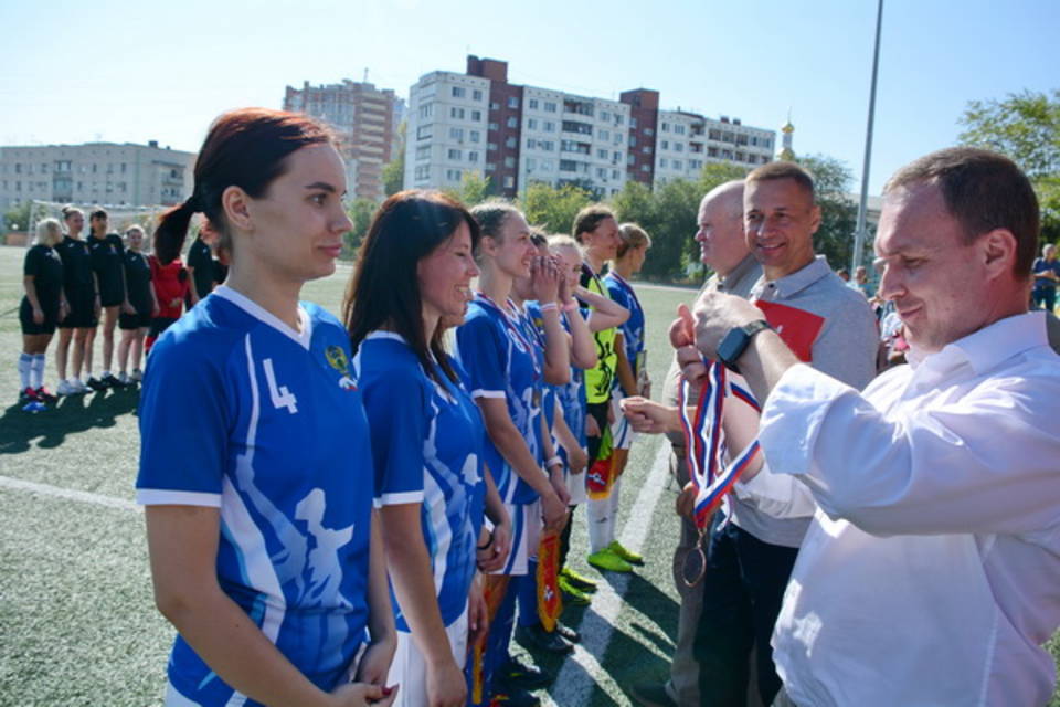 Сотрудницы волгоградских силовых ведомств сыграли в мини-футбол