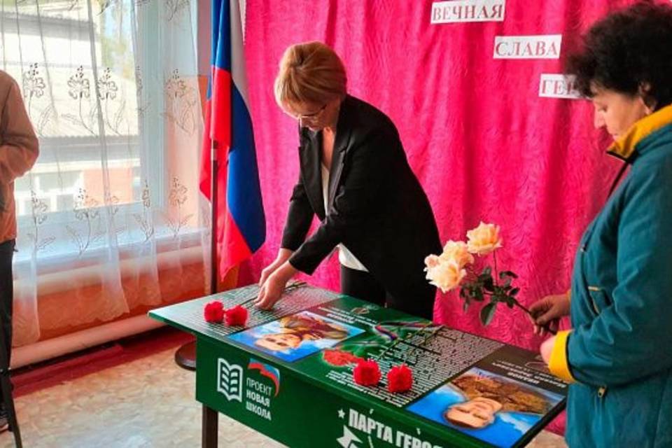 В школе под Волгоградом установили парту в честь погибших героев СВО