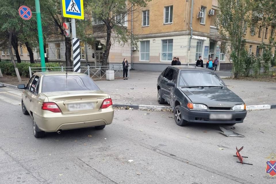 Под Волгоградом в ДТП с двумя легковушками пострадал 10-летний мальчик