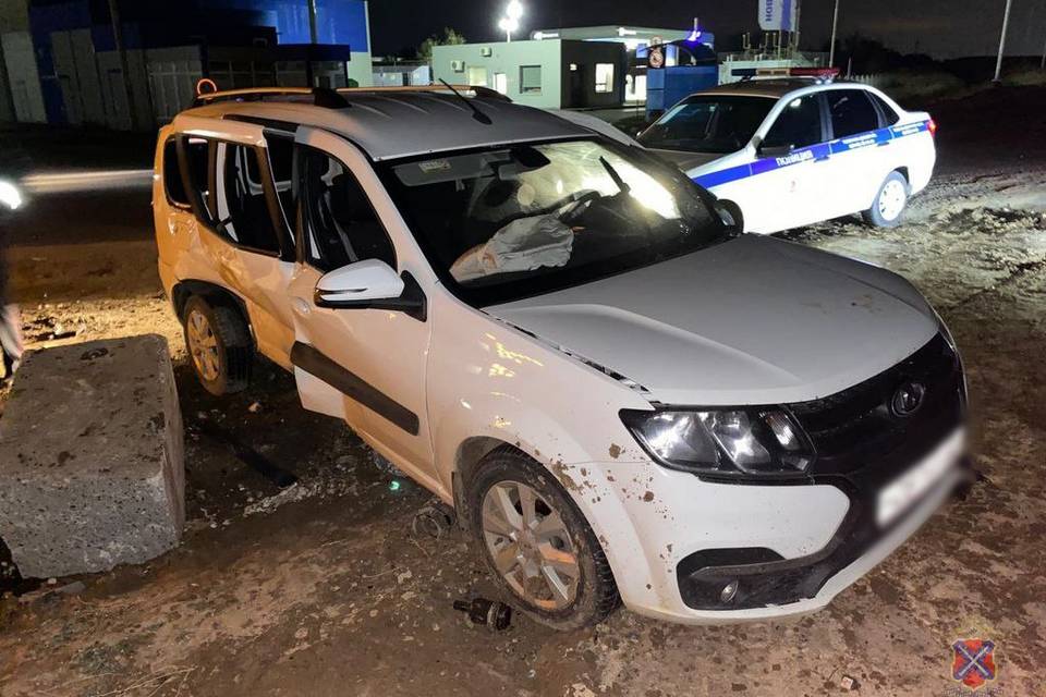 Под Волгоградом «Лада Ларгус» вылетела с дороги и врезалась в бетонный блок