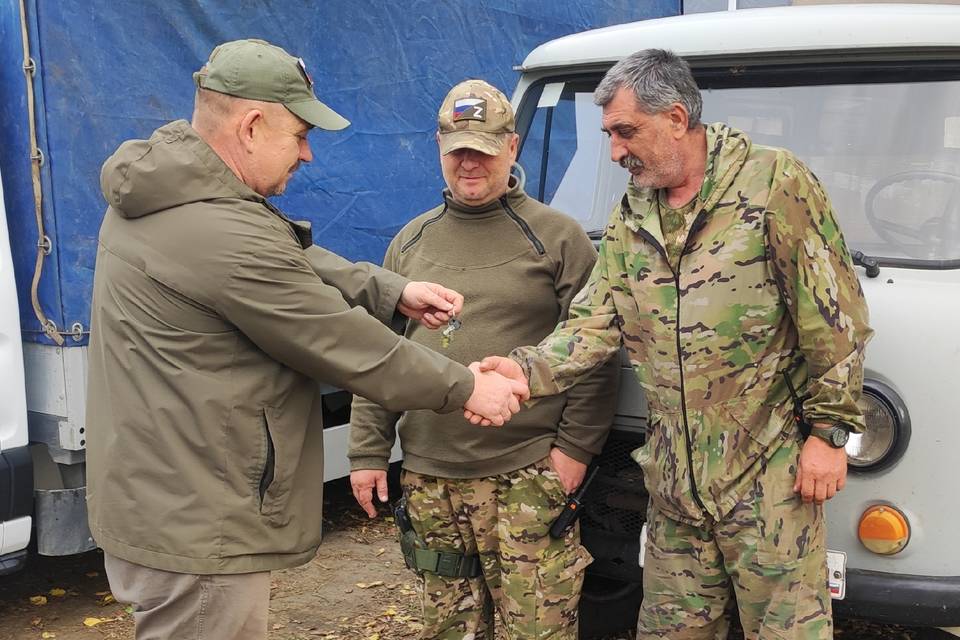 Волгоградский депутат в ЛНР передал бойцам УАЗик-буханку