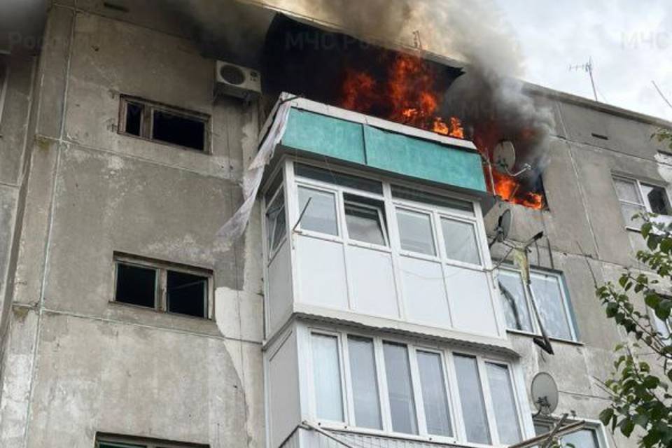 Две квартиры в пятиэтажном доме горят под Волгоградом