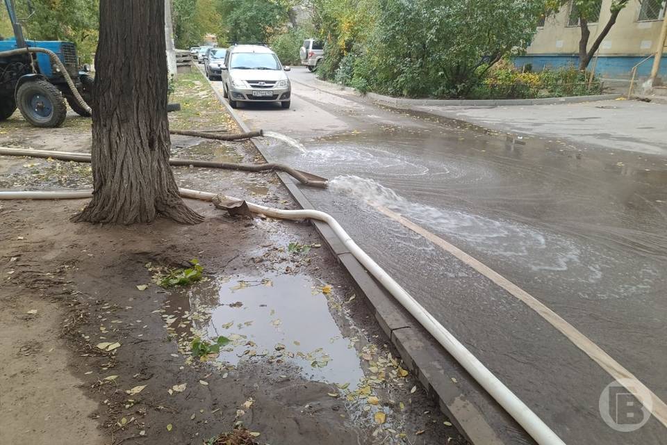 В Ворошиловском районе Волгограда устраняют коммунальную аварию, оставившую жителей без воды