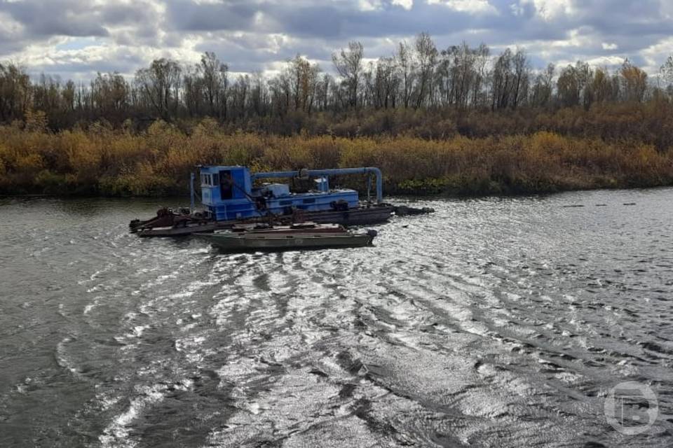 Под Волгоградом со дна Медведицы подняли 10 тысяч кубов ила и мусора