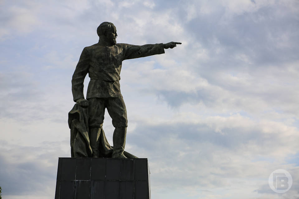 В Волгограде сняли на видео погрузку памятника Дзержинскому