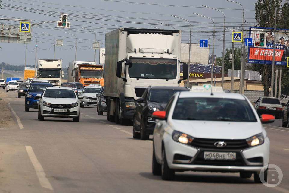 Незаконные стоянки грузовиков нашли в Волгоградской области