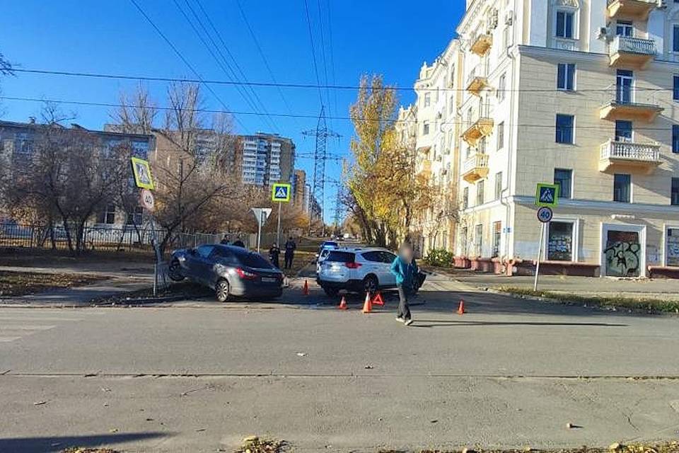 В Волгограде «Форд Фокус» и «Тойота» не поделили дорогу
