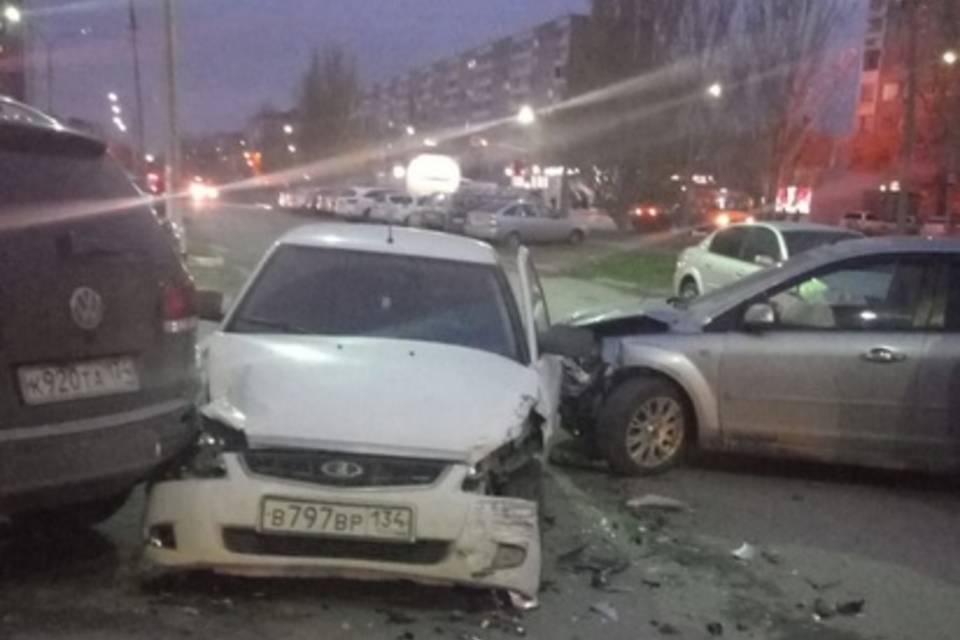 Лобовое ДТП случилось вечером под Волгоградом