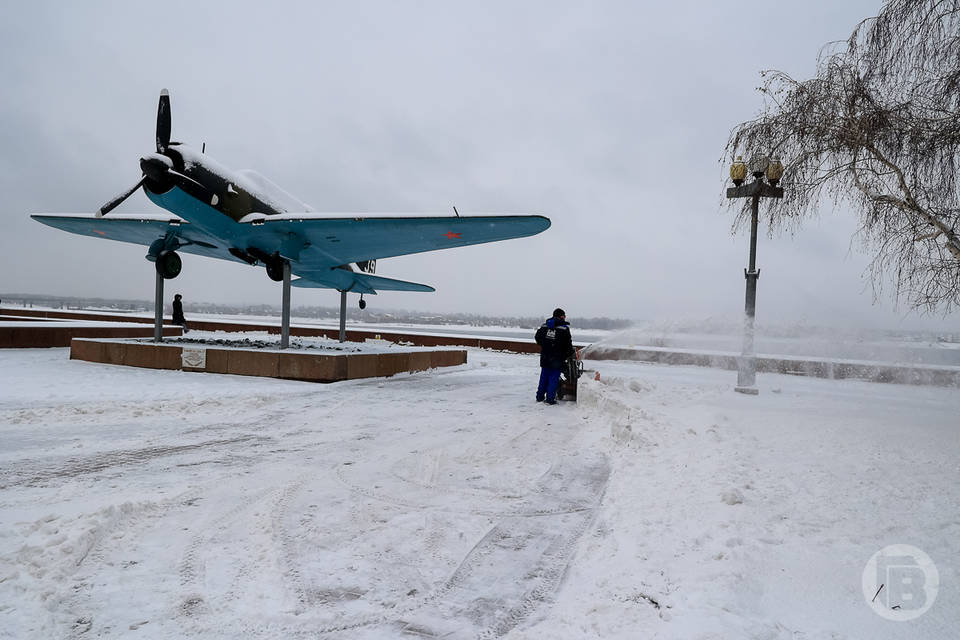Огромная снежная туча идет на Волгоград
