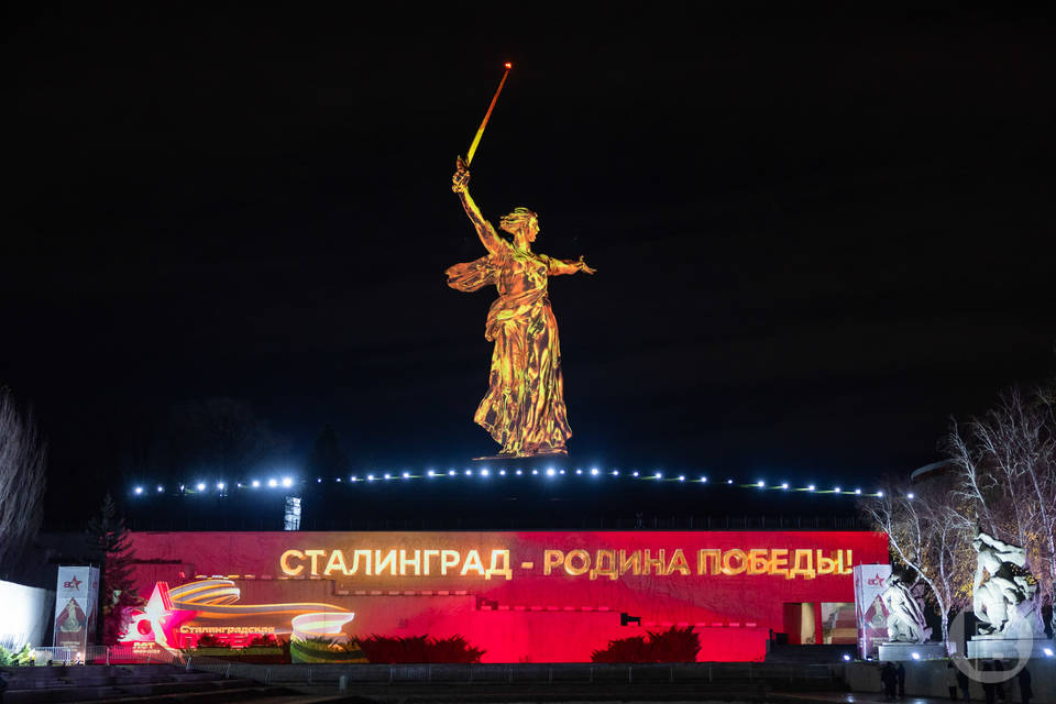 Губернатор Андрей Бочаров с тысячами волгоградцев и гостей города-героя посмотрел «Свет Великой Победы»