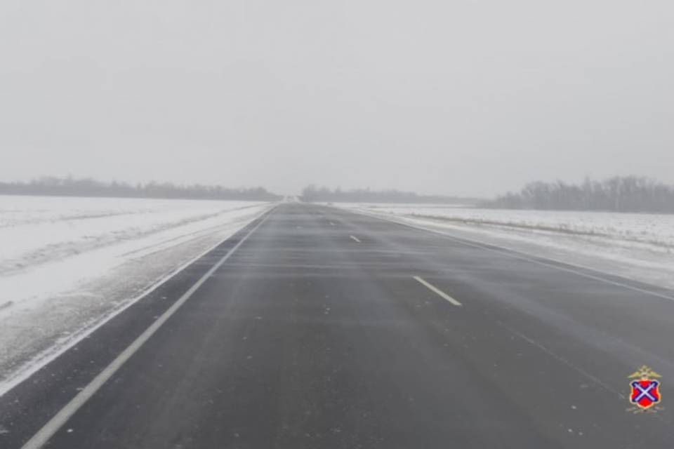 В Волгоградской области из-за дождя и снега Госавтоинспекция контролирует дороги